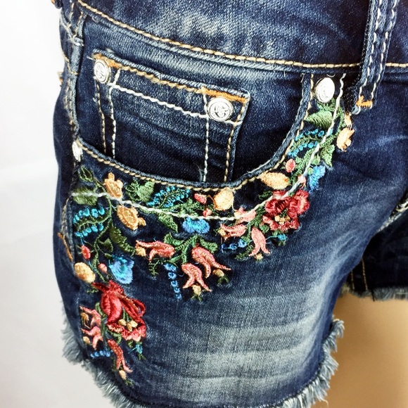 Grace in La denim shorts embroidered floral design - Picture 4 of 8